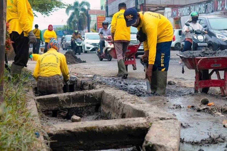 Cegah Banjir, Tim Pasukan Kuning Dinas PUPR Pekanbaru Keruk Sedimen Drainase, Ini Dia Lokasinya