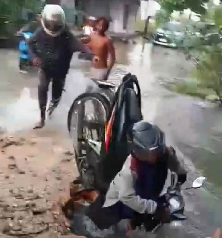 Banjir, Seorang Ibu Pengendara Motor Jatuh ke Dalam Lubang di Jalan Karya Massa Desa Tarai Bangun Kampar