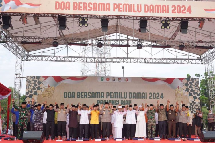 Diawali Salat Subuh Berjamaah dan Tausiyah Ustadz Das’ad Latif, Polda Riau Gelar Doa Bersama Pemilu Damai 2024