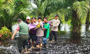 Polri Bersama TNI Bantu 923 KK Terdampak Banjir di Bengkalis, Kapolda Riau Kerahkan Jajarannya