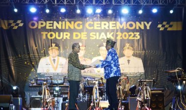 Siak Jadi Tuan Rumah Porprov XI Riau 2026, Ketua Umum KONI Riau Serahkan SK kepada Bupati Alfedri