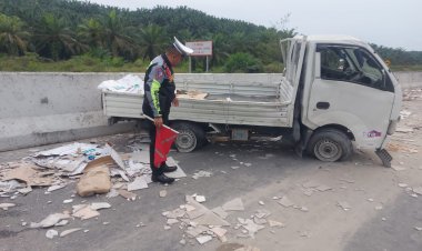 Satu Mobil Pickup Bermuatan Bahan Bangunan Pecah Ban di Jalan Tol Pekanbaru-Dumai, Sopir Luka-luka