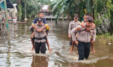 Polsek Rantau Kopar Rohil Bantu Warga Terdampak Banjir, 167 KK Mengungsi