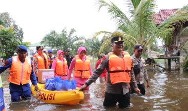 Kapolres Pelalawan AKBP Suwinto Bawa Istri Tinjau Korban Banjir dan Salurkan Bansos di Dusun Muaro Langgam