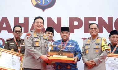 Kapolda Riau Berikan Penghargaan kepada Gubri Edy Natar Nasution dan Forkopimda Riau