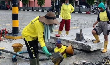 Cegah Banjir, Pasukan Kuning Dinas PUPR Pekanbaru Bersihkan Drainase Tersumbat di Jalan Soebrantas