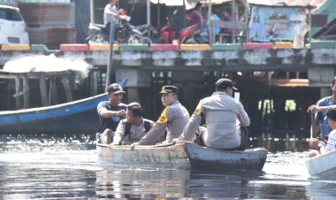Sampaikan Pesan Damai dan Cooling System Pemilu 2024, Kapolsek Bukit Batu Rifendi Naiki Sampan Sisir Wilayah Pesisir Bukit Batu Laut