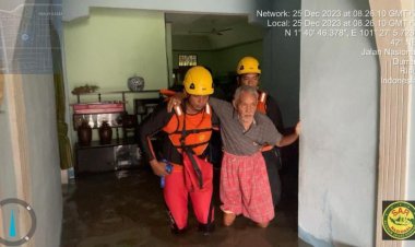 Tim Basarnas Pekanbaru Evakuasi Dua Lansia Terjebak Banjir di Kota Dumai