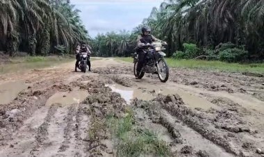 Sosialisasikan Pemilu 2024 di Kelurahan Kota Lama, Polsek Kunto Darussalam Tempuh Jalan Berlumpur