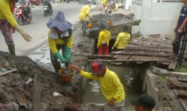 Cegah Banjir, Pj Wali Kota Pekanbaru Muflihun Ajak Masyarakat Gotongroyong Bersihkan Drainase di Lingkungannya