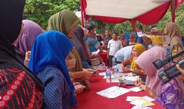 Pasar Murah Pemprov Riau di halaman Kantor Camat Sukajadi Pekanbaru Laris Diserbu Warga
