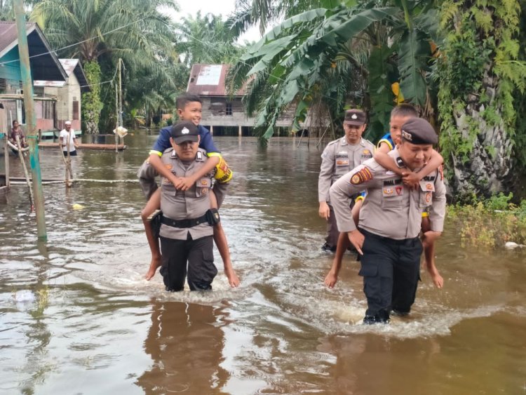 Polsek Rantau Kopar Rohil Bantu Warga Terdampak Banjir, 167 KK Mengungsi
