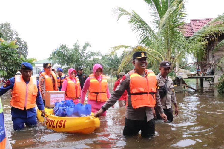 Kapolres Pelalawan AKBP Suwinto Bawa Istri Tinjau Korban Banjir dan Salurkan Bansos di Dusun Muaro Langgam
