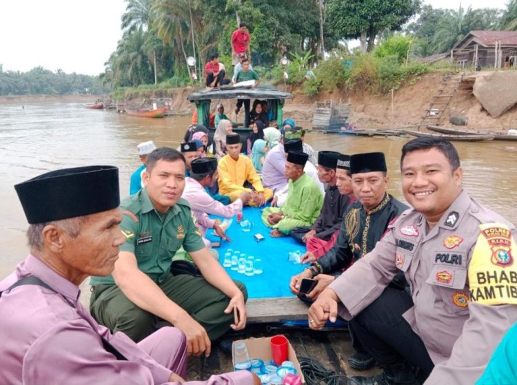 Menyusuri Sungai Rokan 3 Jam, Bhabinkamtibmas Polsek Pujud Sosialisasikan Pemilu Damai di Kepenghuluan Air Hitam Rohil