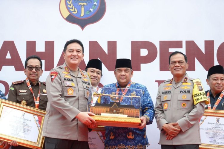 Kapolda Riau Berikan Penghargaan kepada Gubri Edy Natar Nasution dan Forkopimda Riau