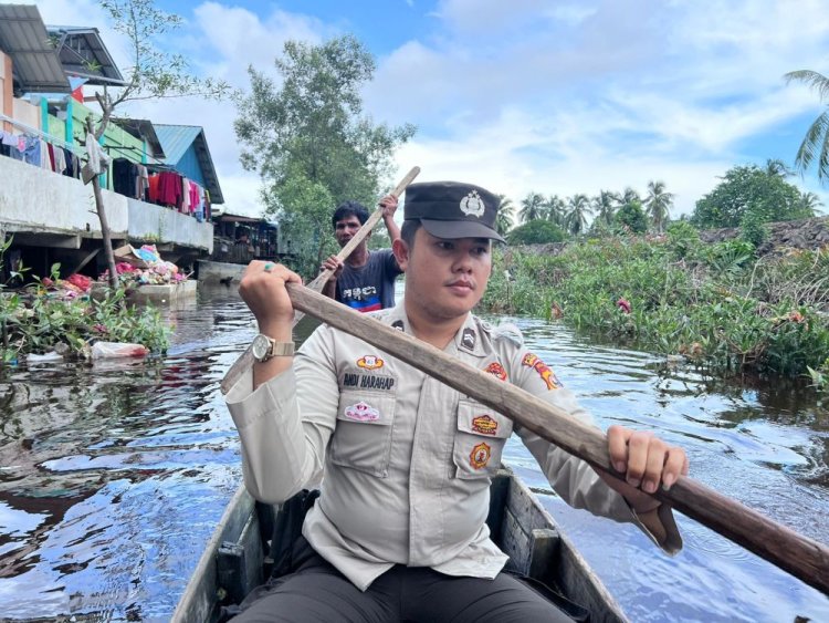 Polsek Pulau Burung Pakai Sampan Sosialisasi Pemilu Damai Kepada Masyarakat Desa Bukit Sari Intan Jaya