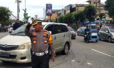 Dirlantas Polda Riau Urai Kemacetan Arus Lalulintas di Pekanbaru dengan Tiupan Pluit