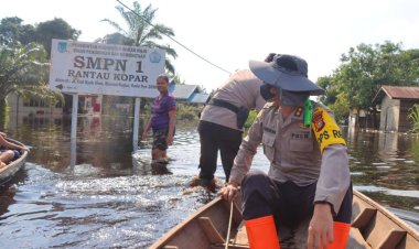 Dirikan Tenda, Bawa Obat dan Sembako, Kapolres Rohil Cek 21 Lokasi TPS yang Terendam Banjir