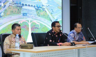 Kadis Kominfotiksan Kota Pekanbaru Raja Hendra Saputra Pimpin Rapat Awal Tahun 2024
