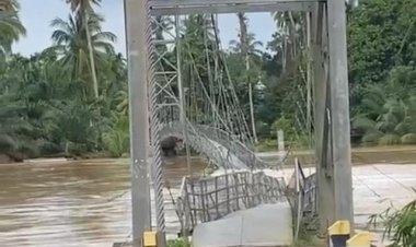 Dua Jembatan Penghubung Antar Desa di Inhil dan Kuansing Ambruk Diterjang Banjir