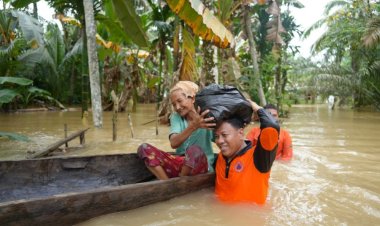 Susuri Batang Kuantan, Bupati Kuansing Suhardiman Amby Serahkan Bantuan ke Warga Terdampak Banjir