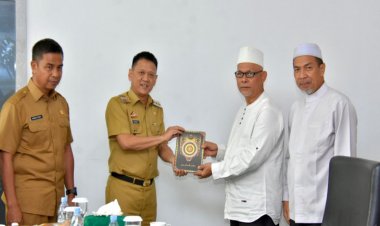 Maqari Serahkan 460 Alquran kepada Pj Bupati Kampar Hambali untuk Diserahkan ke LPTQ dan Pondok Pesantren