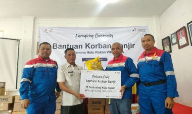 Dirut PHR Serahkan Bantuan Pangan dan Obat-obatan untuk Korban Banjir di Rokan Hilir