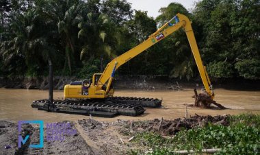 Dangkal dan Ditumbuhi Rumput, Pemprov Riau Normalisasi Sungai Reteh Inhil 10 Km