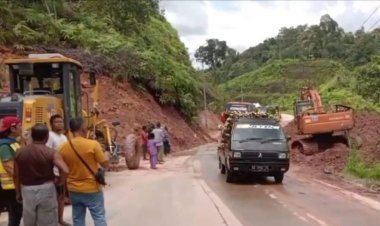 Satker PJN Sudah Bersihkan Material Longsor, Jalan Lintas Riau-Sumbar Sudah Bisa Dilalui Dua Jalur