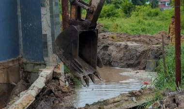 Bersihkan sampah yang mengendap, Pemko Pekanbaru Normalisasi Drainase di Jalan Karya Bakti