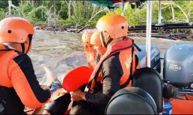 Tim Basarnas Pekanbaru Berhasil Evakuasi Tiga ABK Kapal Terbalik di Pulau Rupat dengan Selamat