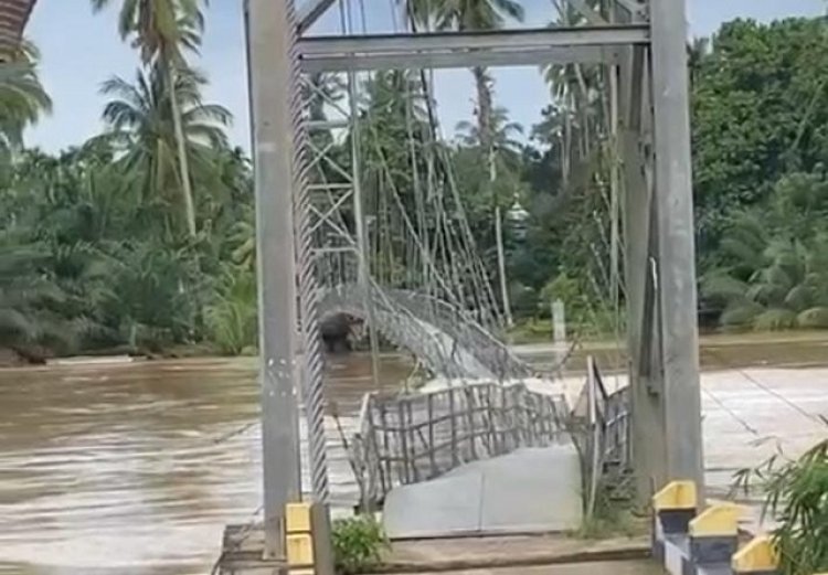 Dua Jembatan Penghubung Antar Desa di Inhil dan Kuansing Ambruk Diterjang Banjir