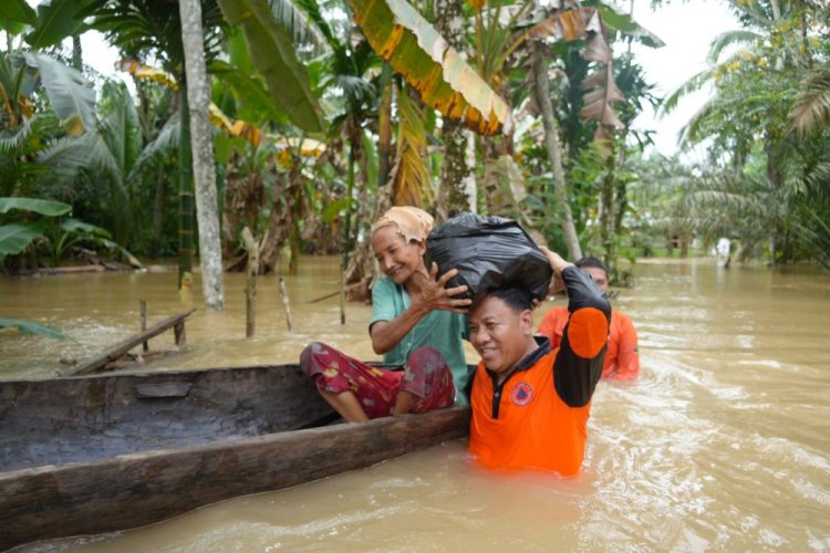 Susuri Batang Kuantan, Bupati Kuansing Suhardiman Amby Serahkan Bantuan ke Warga Terdampak Banjir