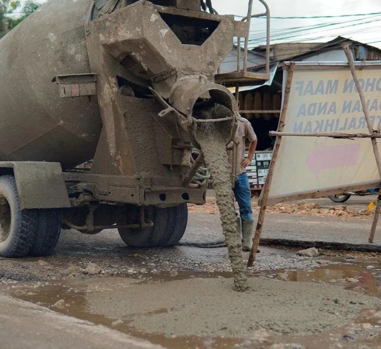 Dinas PUPR Pekanbaru Cor Lubang di Badan Jalan Sigunggung yang Rusak Parah