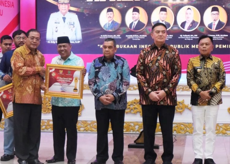 Ketua Komisi I DPRD Provinsi Riau Eddy A Mohd Yatim Terima KI Riau Award Achievement Motivation Person