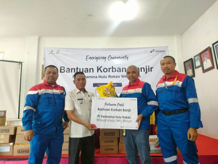 Dirut PHR Serahkan Bantuan Pangan dan Obat-obatan untuk Korban Banjir di Rokan Hilir