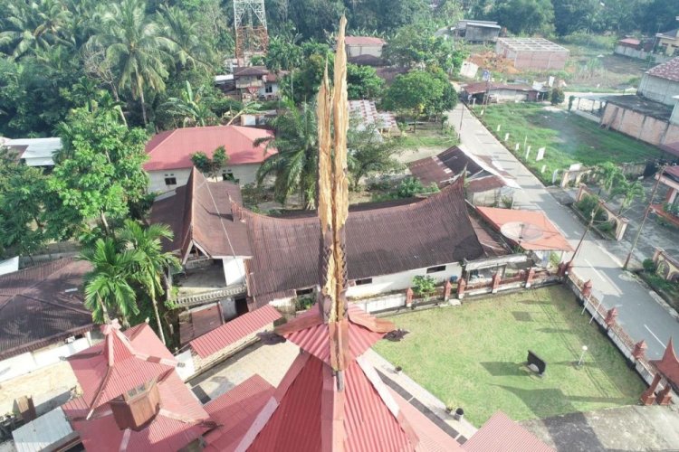 Ornamen Hias Puncak Atap Cagar Budaya Masjid Jami’ Air Tiris di Kampar Disambar Petir