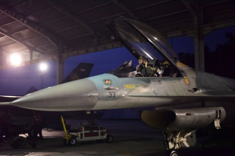 Pilot Pesawat Tempur F-16 dan Hawk 100/200 Lanud RSN Pekanbaru Latihan Terbang Malam
