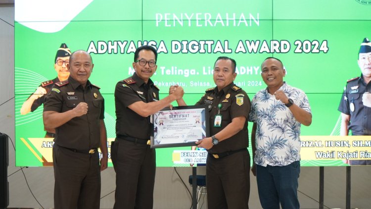 Kepala Kejaksaan Tinggi Riau menerima Penghargaan Adhyaksa Digital Award 2024