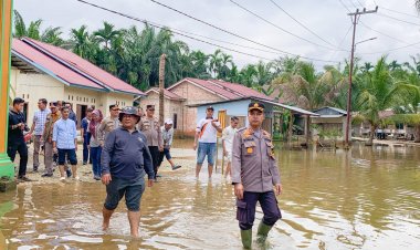 Pj Sekda Kampar Yusri Tinjau TPS Terdampak Banjir di Kecamatan Siak Hulu