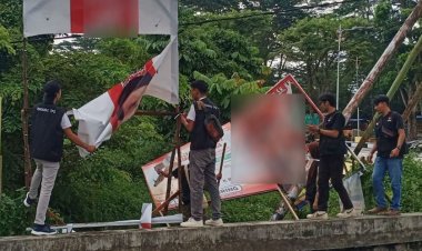 Pemilu 2024, Personel Satpol PP dan Bawaslu Riau Turunkan Ratusan APK yang Masih Terpasang di Masa Tenang