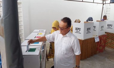 Pemilu 2024, Mantan Gubri Rusli Zainal dan Istri Mencoblos di TPS 029 Tobek Godang Pekanbaru