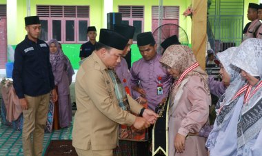 Wabup Siak Husni Merza Kasih Bonus 8 Santri Hafiz 30 Juz Ponpes Madrasatul Quran