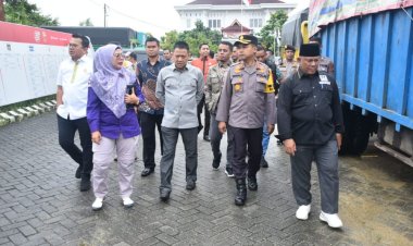 Pj Bupati Kampar Hambali Lepas Logistik Pemilu Tahun 2024 di Halaman Kantor KPU