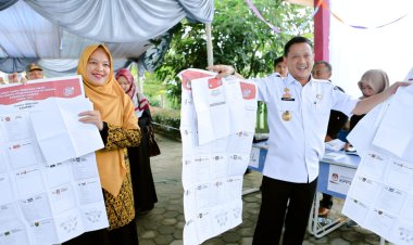 Pemilu 2024, Pj Bupati Kampar Hambali dan Istri Berikan Hak Suara di TPS 07 Desa Salo Timur
