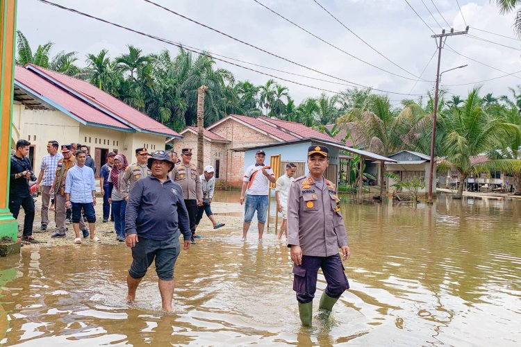 Pj Sekda Kampar Yusri Tinjau TPS Terdampak Banjir di Kecamatan Siak Hulu