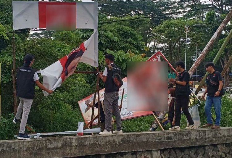 Pemilu 2024, Personel Satpol PP dan Bawaslu Riau Turunkan Ratusan APK yang Masih Terpasang di Masa Tenang