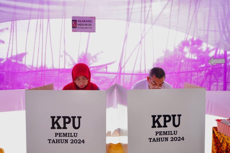 Pemilu 2024, Gubernur Riau Edy Natar Nasution dan Istri Gunakan Hak Pilih di TPS 04 Kelurahan Industri Tenayan