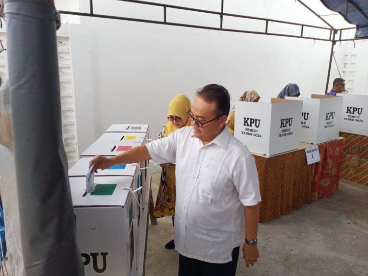 Pemilu 2024, Mantan Gubri Rusli Zainal dan Istri Mencoblos di TPS 029 Tobek Godang Pekanbaru