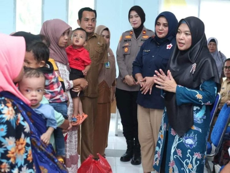 Ketua LK2S Kabupaten Kampar Ricana Djayanti Serahkan Bansos Peningkatan Gizi Anak Stunting